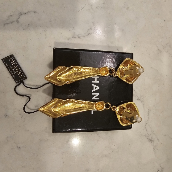 A beautiful pair of CHANEL dangle earrings! - Picture 5 of 5